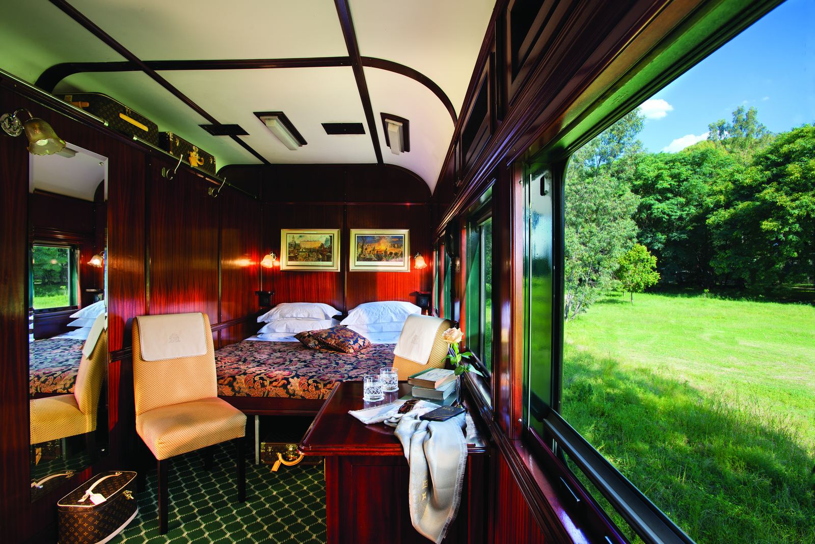 Rovos Rail Deluxe Suite — dobbeltseng langs med toget og panoramavindue