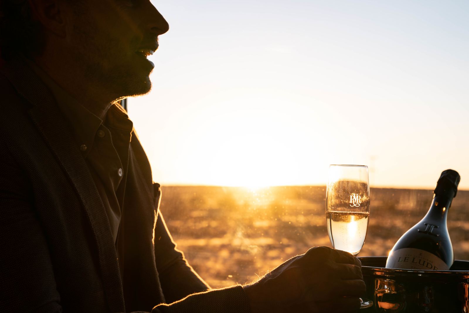 Par i observationsvognen ved solnedgang