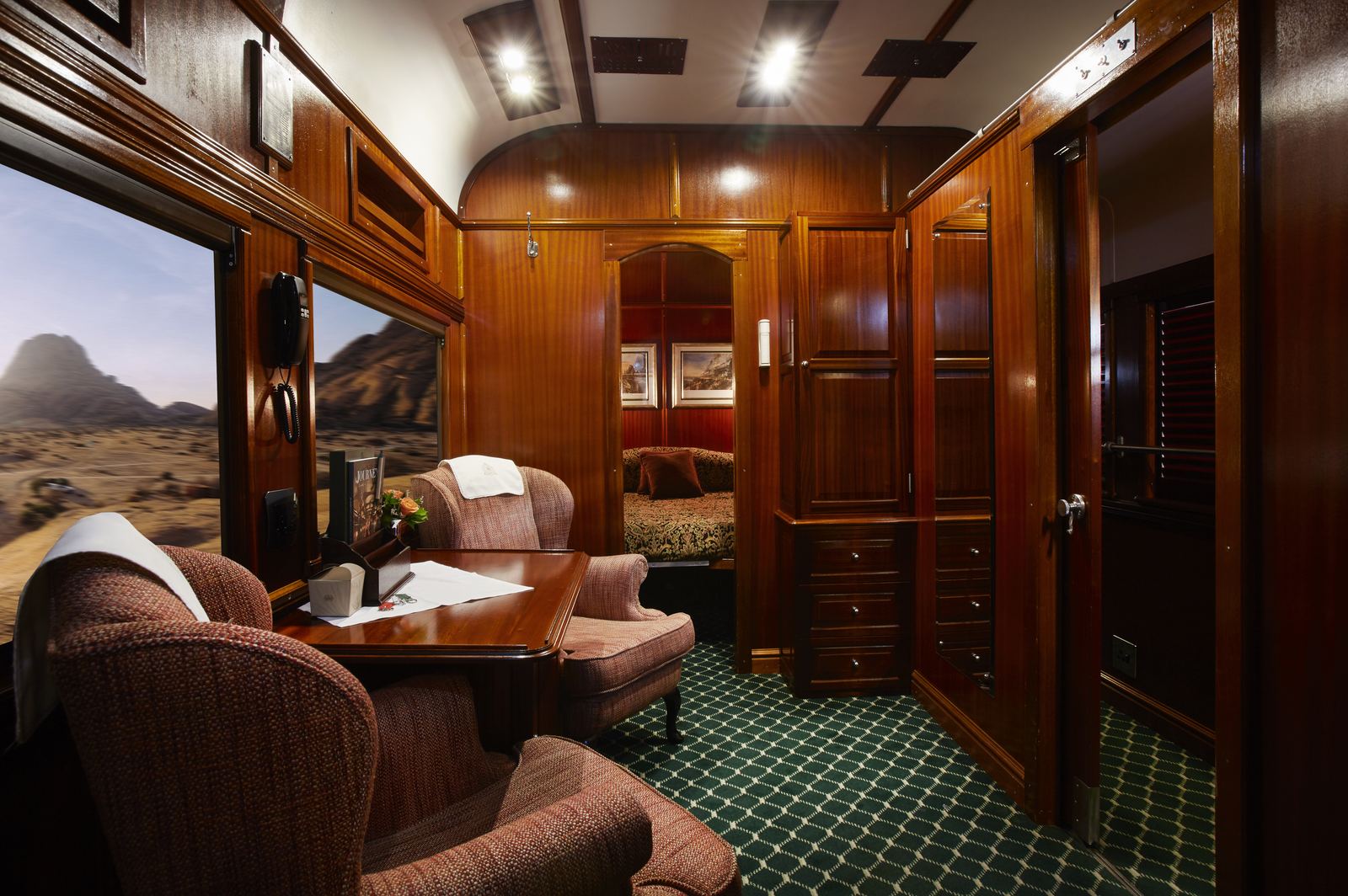 Rovos Rail Royal Suite — lounge-hjørne og mahogni-paneler